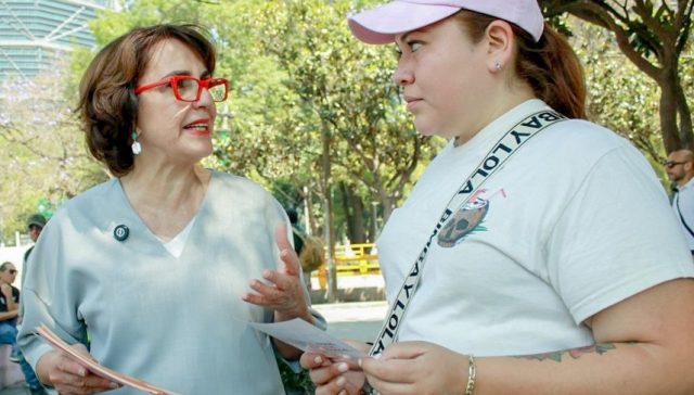 La senadora Patricia Mercado salió a la calle a explicarle a los ciudadanos los beneficios de la reforma laboral.