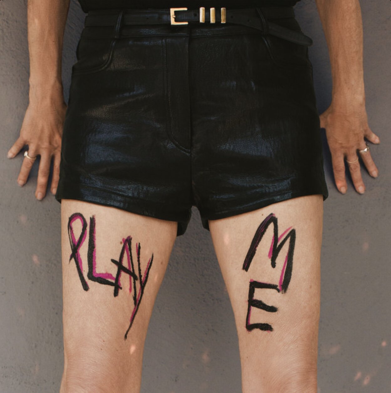 Portada del disco PLAY ME de Kim Gordon.
