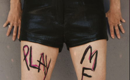 Extracto Play Me de Kim Gordon.