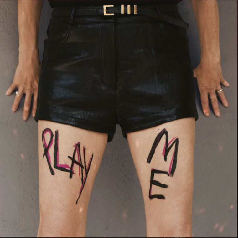 Extracto Play Me de Kim Gordon.