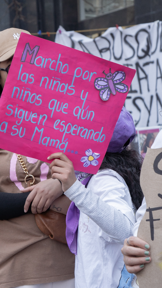 Caminar el Zócalo en un 8M no siempre es cuestión de género.