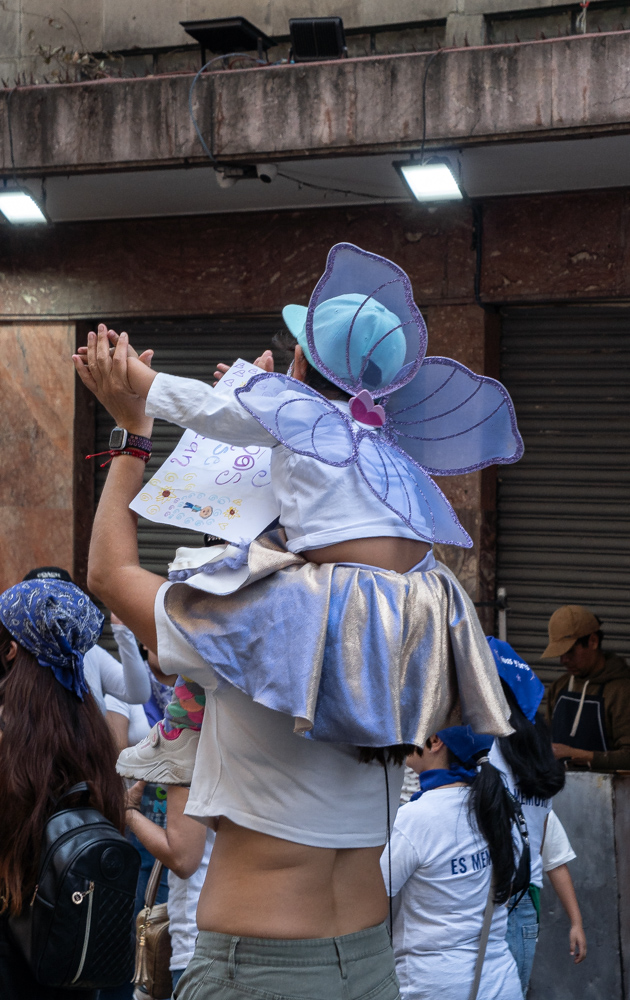 Caminar el Zócalo en un 8M no siempre es cuestión de género.