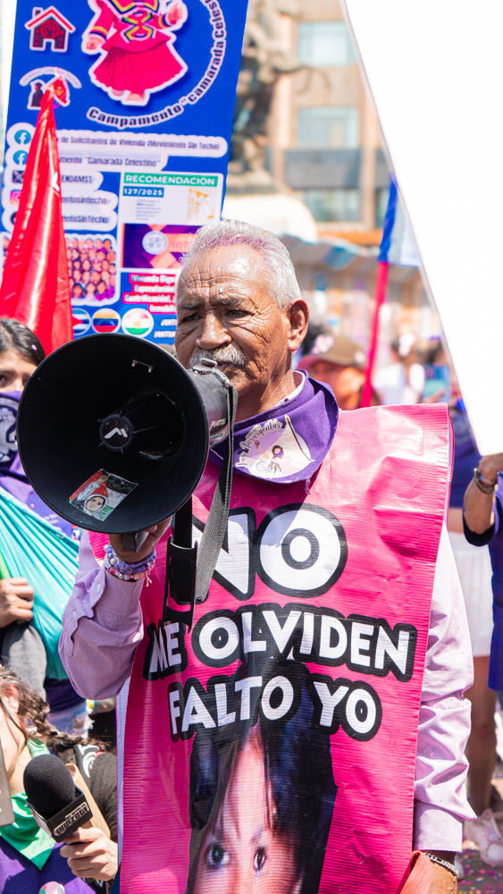 Caminar el Zócalo en un 8M no siempre es cuestión de género.