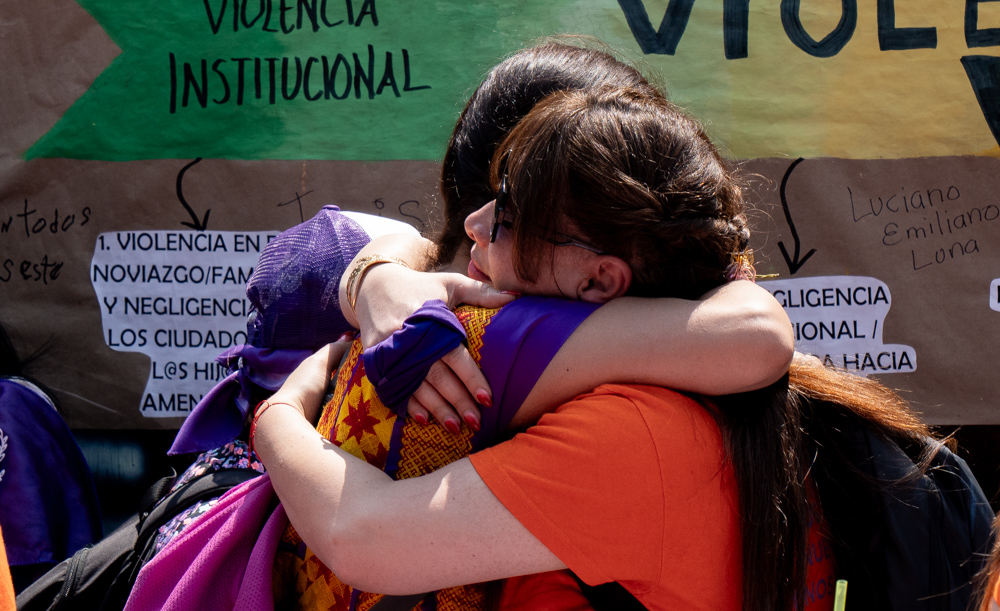 Caminar el Zócalo en un 8M no siempre es cuestión de género.