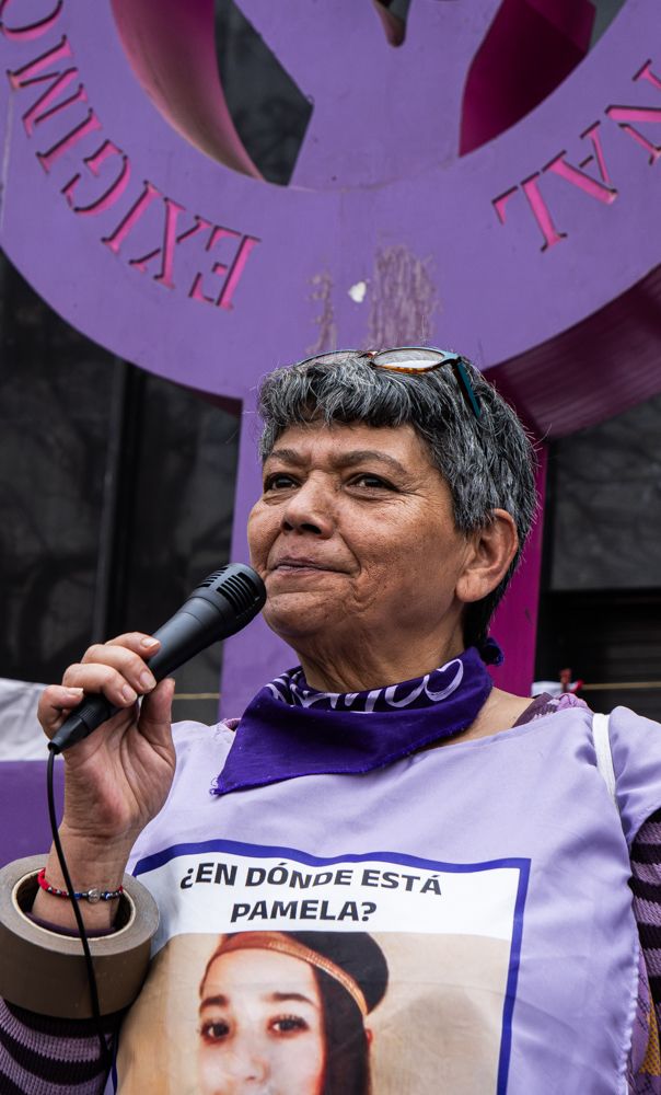 Caminar el Zócalo en un 8M no siempre es cuestión de género.