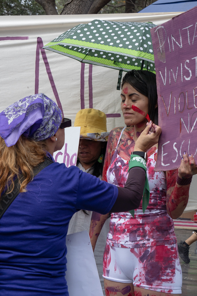 Caminar el Zócalo en un 8M no siempre es cuestión de género.