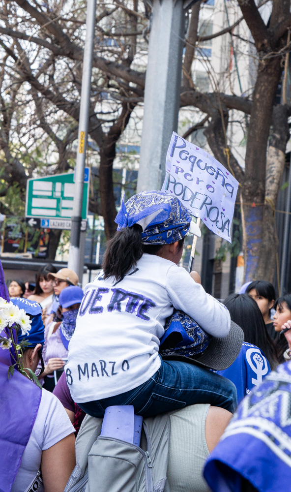Caminar el Zócalo en un 8M no siempre es cuestión de género.